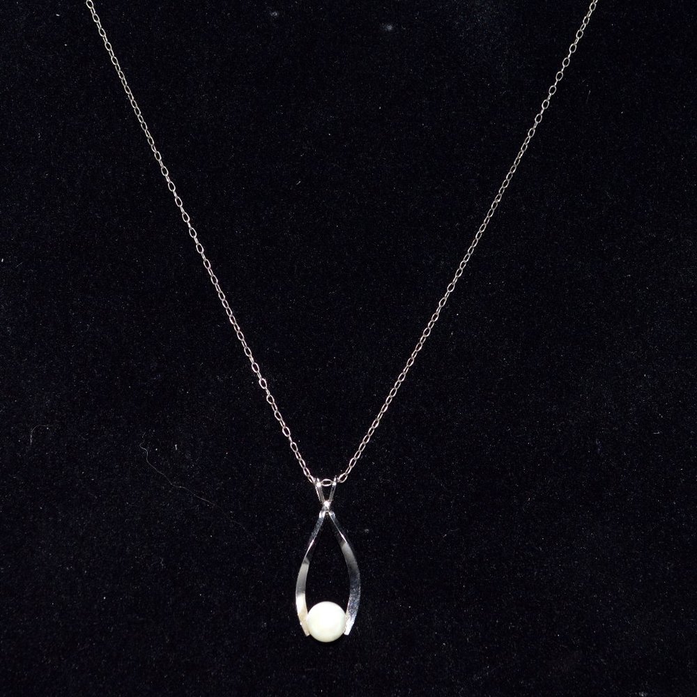 19 Inch Wishbone White Pearl Necklace